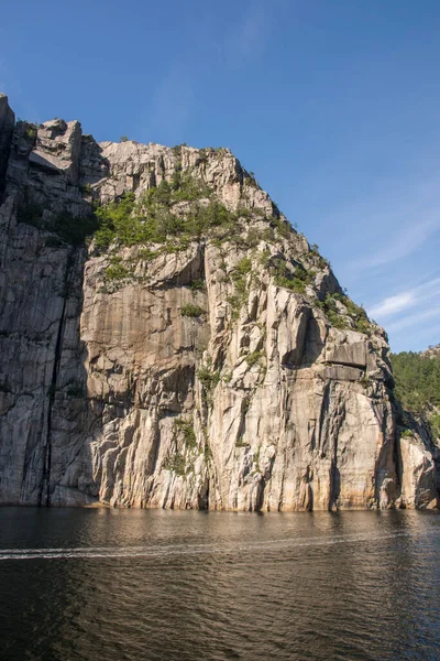 在挪威的Lysefjord峡湾上航行 — 图库照片