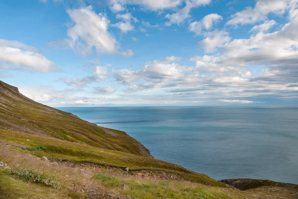 Zee en de lucht in IJsland — Stockfoto
