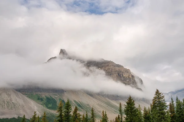 Montañas y nubes en Canadá —  Fotos de Stock