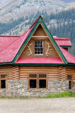 Kırmızı çatılı ev