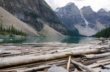 Mayo buzultaş göl kenarında