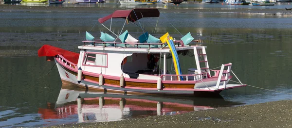 Барвисті човен в місті Paraty — стокове фото
