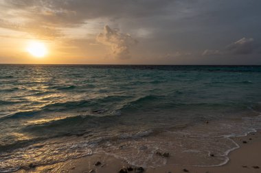 Maldivler Adası 'nda muhteşem gün batımı manzarası