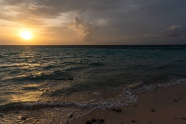 Maldivler Adası 'nda muhteşem gün batımı manzarası