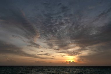 Maldivler Adası 'nda muhteşem gün batımı manzarası