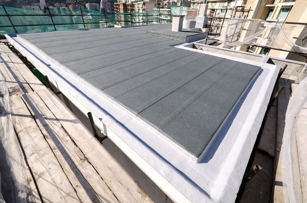 Finishing the roof of a building — Stock Photo, Image