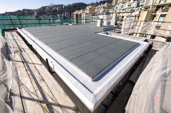 Finishing the roof of a building — Stock Photo, Image