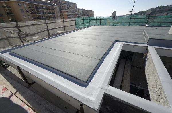 Finishing the roof of a building — Stock Photo, Image