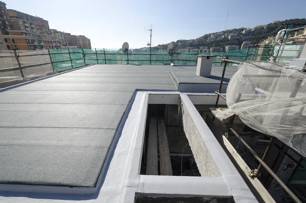 Finishing the roof of a building — Stock Photo, Image