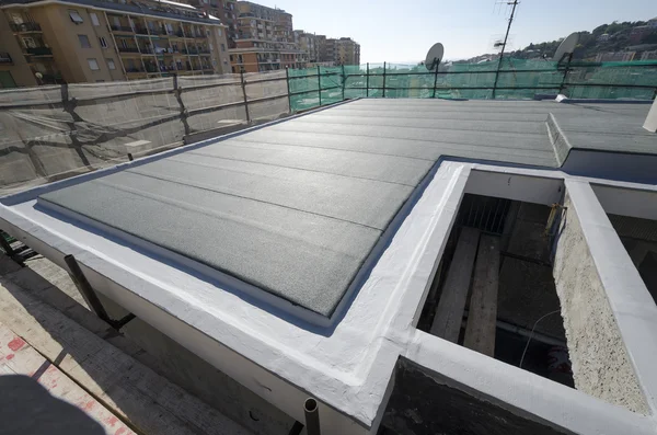 Fertigstellung des Daches eines Gebäudes lizenzfreie Stockbilder