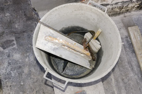 Araçlar ve çimento bir kova