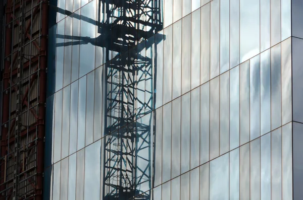 Crane in a skyscraper in mirrors — Stock Photo, Image