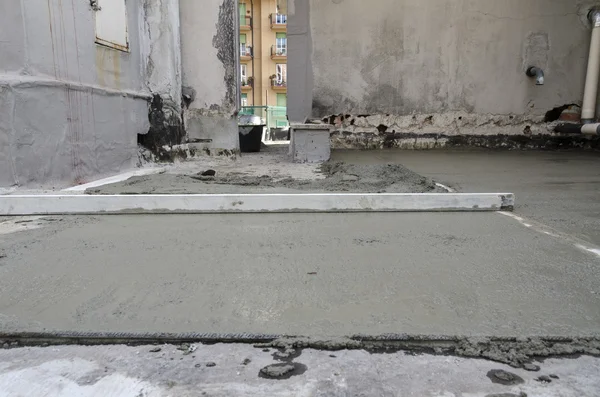 Rigone vloeiend op het beton — Stockfoto