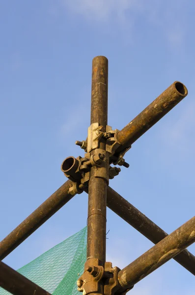 Buizen van steigers op een dak — Stockfoto