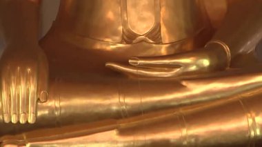 Bangkok 'ta. Tayland. Budist tapınağı, Buda 'nın ellerinin yakın plandaki büyük Buda heykeli. 