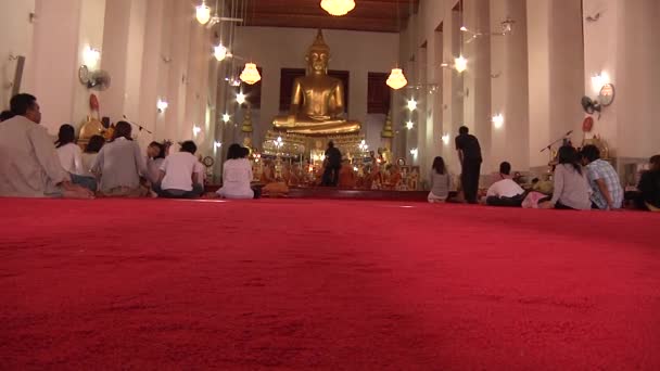 Bangkok Thailand 2016 Menschen Beten Tempel Vor Einer Riesigen Buddha — Stockvideo