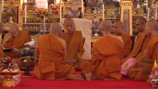 Bangkok Tajlandia Mnisi Tajskiej Świątyni Siedzieć Przed Ołtarzem Czytać Kazania — Wideo stockowe