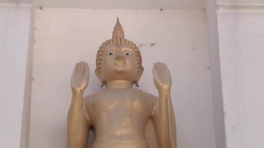 Altın Buda heykeli beyaz bir kule ve Bangkok 'taki şafak tapınağında gökyüzü. 