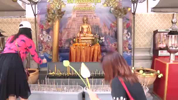 Femme Après Avoir Prié Une Statue Bouddha Dans Temple Thaï — Video