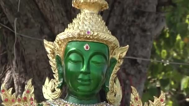 Rot Grüne Und Goldene Statue Eines Gottes Einem Thailändischen Tempel — Stockvideo