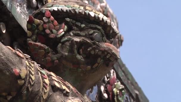 Figuren Von Menschen Schmücken Die Wände Des Thailändischen Tempels Der — Stockvideo