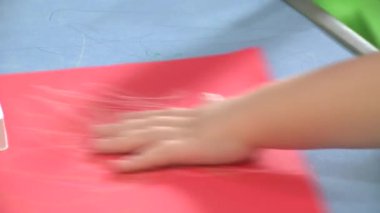 Anaokulundaki küçük bir çocuk kalemini çıkarıp çizmeye başlıyor. 