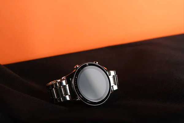 Smart Watch Auf Einem Schwarzen Tuch Liegend Makrofoto Eines Silbernen — Stockfoto