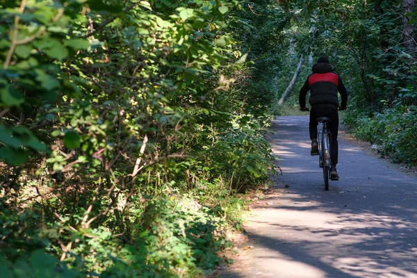 Parkta Bisiklet Sürüyor Ceketli Bir Adam Yol Boyunca Bisiklet Sürüyor — Stok fotoğraf