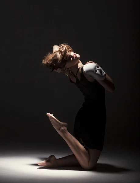 Femeie dansatoare cu mască — Fotografie, imagine de stoc