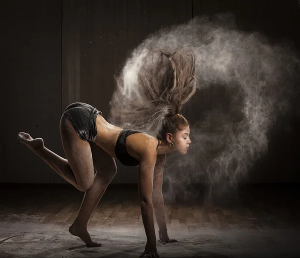 Bailarina dançando com farinha — Fotografia de Stock