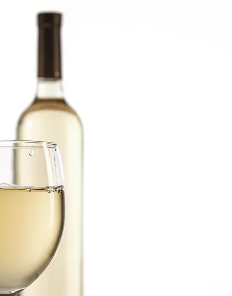 Vinho e garrafa com vinho branco — Fotografia de Stock