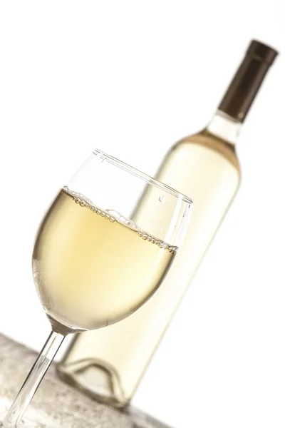 Винное стекло и бутылка белого вина — стоковое фото