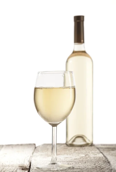 Weinglas und Flasche mit Weißwein — Stockfoto