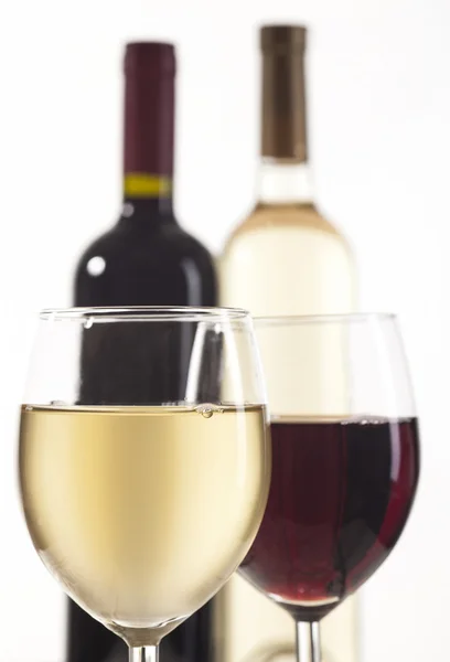 Κόκκινο και λευκό μπουκάλια κρασιού με τα γυαλιά — Φωτογραφία Αρχείου
