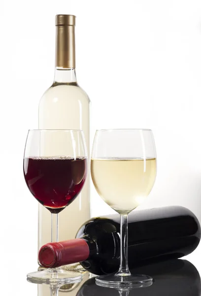Червоні та білі пляшки вина в окулярах — стокове фото