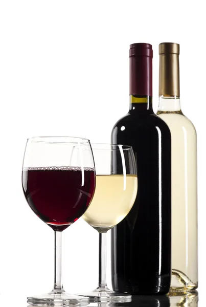 Bouteilles de vin rouge et blanc avec verres — Photo