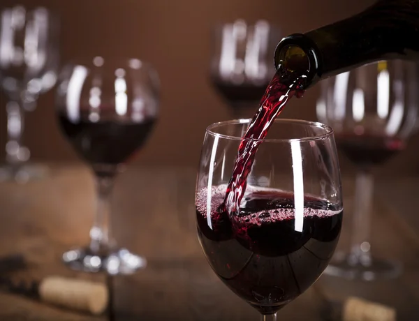 Botella llenando la copa de vino — Foto de Stock