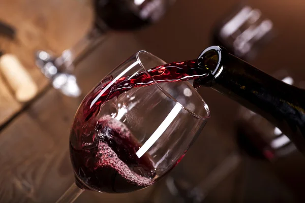 Flasche füllt das Glas Wein — Stockfoto