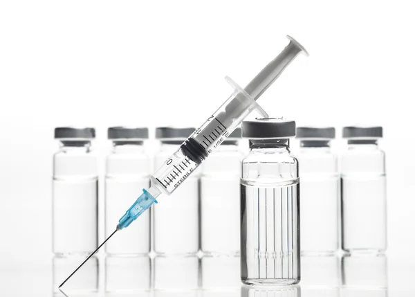 Üveggyógyszer injekciós üvegek és fecskendő fehér alapon — Stock Fotó