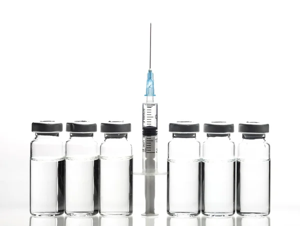 Injektionsflaskor av glas och Spruta på vit bakgrund — Stockfoto