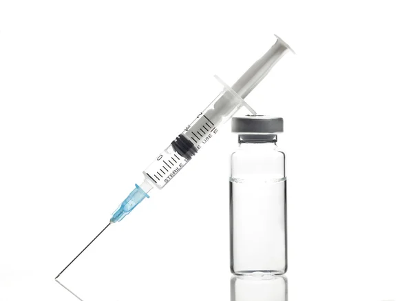 医学玻璃瓶和白色背景上的注射器 — 图库照片