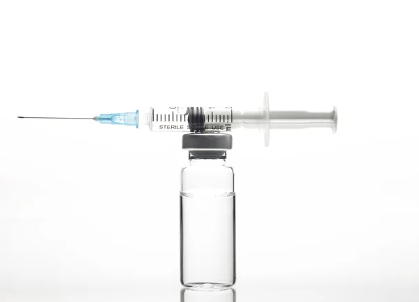 Frasco para injetáveis e seringa de medicina de vidro sobre fundo branco — Fotografia de Stock