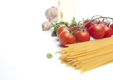 beyaz zemin üzerine pasta malzemeleri