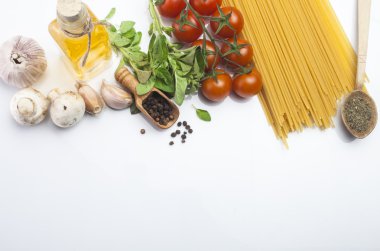 beyaz zemin üzerine pasta malzemeleri