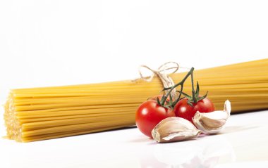 beyaz zemin üzerine pasta malzemeleri