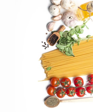 beyaz zemin üzerine pasta malzemeleri