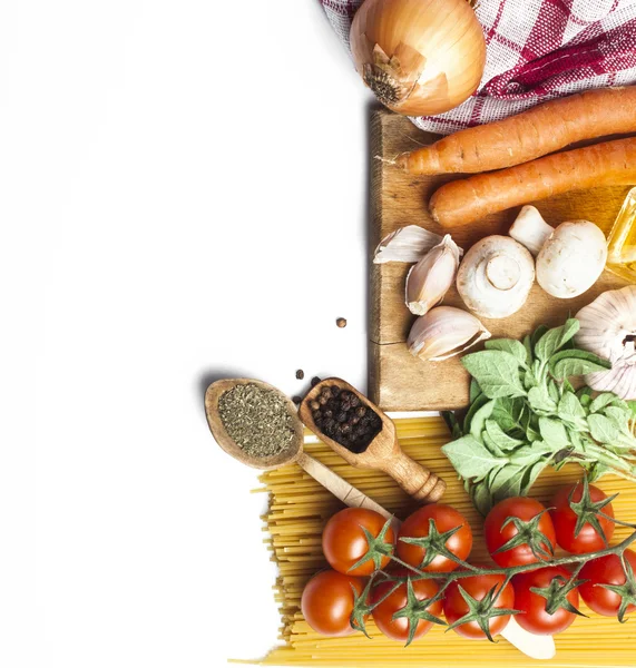 Ingredienti della pasta su sfondo bianco — Foto Stock