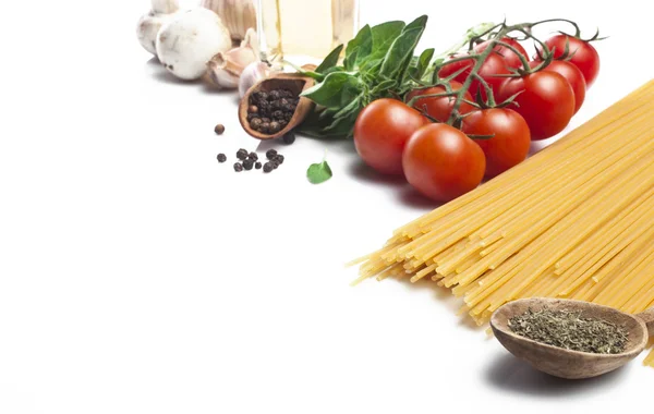 Pasta ingredienser på vit bakgrund — Stockfoto