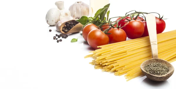 Pasta ingredienser på vit bakgrund — Stockfoto