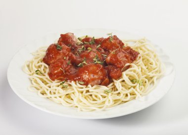 Köfte ve domates soslu spagetti makarna.